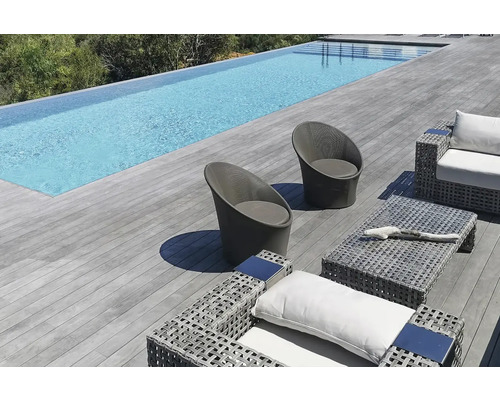 Außenbereich mit Pool, grauen Gartenmöbeln und Holzboden