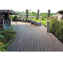 Holzterrasse mit Liegestühlen im Außenbereich.