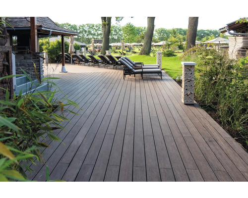 Holzterrasse mit Liegestühlen im Außenbereich.