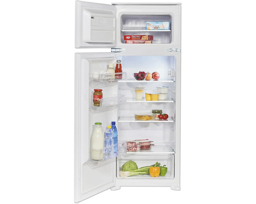 Gefüllter Kühlschrank mit Lebensmitteln auf Regalen und in Behältern