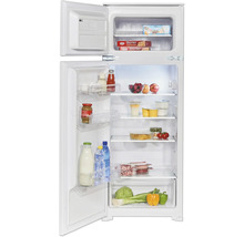 Geöffneter Kühlschrank mit Lebensmitteln auf Regalen und in Fächern