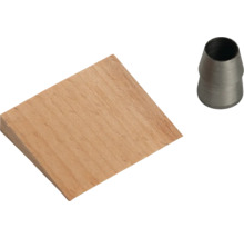 Holzkeil und Metallhülse