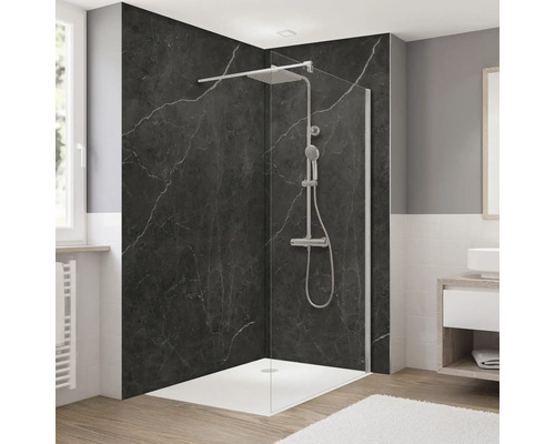 Duschkabine mit schwarzer Marmoroptik-Rückwand, Duschwanne und Duscharmatur im Badezimmer