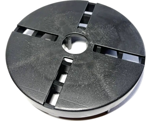 Runde Abdeckung mit zentraler Öffnung und vier Schlitzen