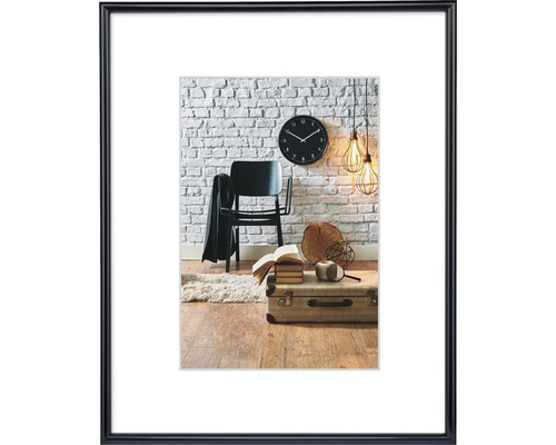 Bilderrahmen Kunststoff Sevilla schwarz Kunstglas 29,7x42 cm (DIN A3) Dekoratives gerahmtes Bild mit Stuhl, Uhr und Reisekoffer vor einer Ziegelwand