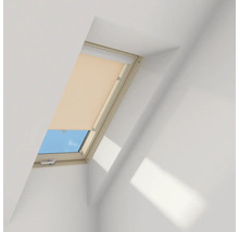 Dachfenster mit teilweise geschlossenem Rollo in einem hellen Raum