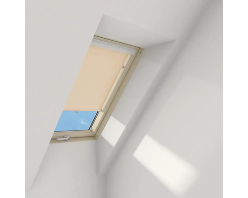 Dachfenster mit teilweise heruntergelassenem Rollo