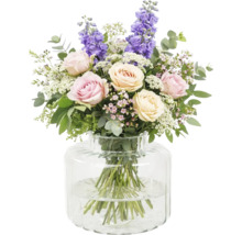 Blumenstrauß mit Rosen und Rittersporn in Glasvase