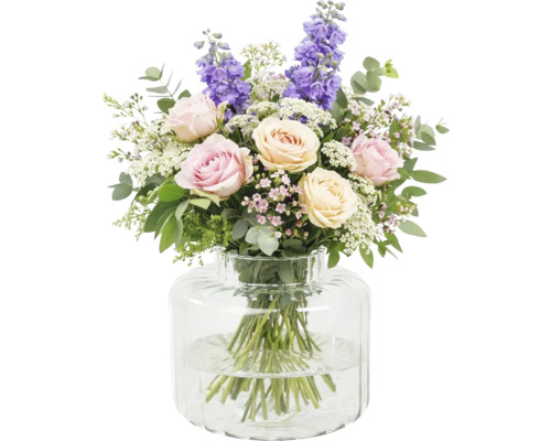 Blumenstrauß mit Rosen und Rittersporn in Glasvase