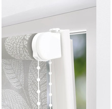 Rollo mit floralem Muster und Kettenzug am Fenster