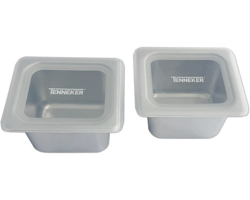Zwei Kunststoffbehälter mit TENNEKER Logo
