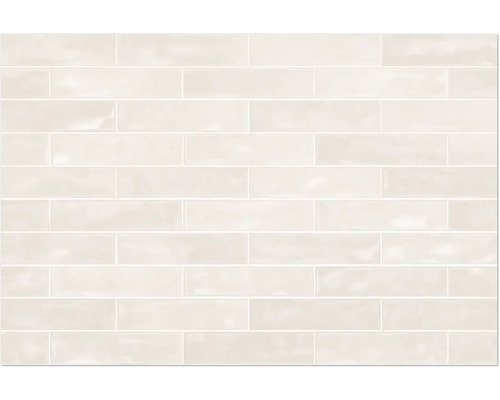 Rechteckige Fliesen im Mauerverband verlegt.