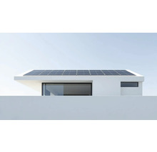 Modernes Haus mit Solaranlage auf dem Dach