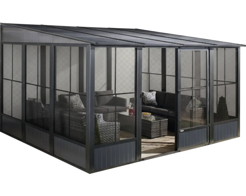 Geräumiges Gartenzimmer mit Sitzgruppe und Tisch für den Aussenbereich