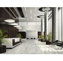 Heller und geräumiger Empfangsbereich mit Marmorboden, Säulen und Designermöbeln