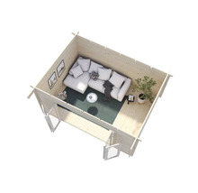 Innenansicht eines Holzhauses mit Sofa, Tisch und Dekoration