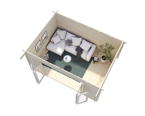 Innenansicht eines Holzhauses mit Sofa, Tisch und Dekoration