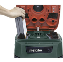 Einsetzen des Filters in einen Metabo Staubsauger