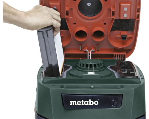 Einsetzen des Filters in einen Metabo Staubsauger
