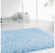 Blauer Badteppich im Badezimmer