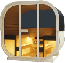 Fasssauna mit Glastür und Holzbänken