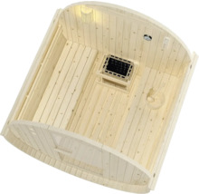 Innenansicht einer Holzfasssauna mit Bänken und Saunaofen