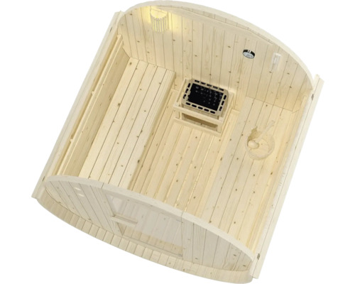 Innenansicht einer Holzfasssauna mit Bänken und Saunaofen