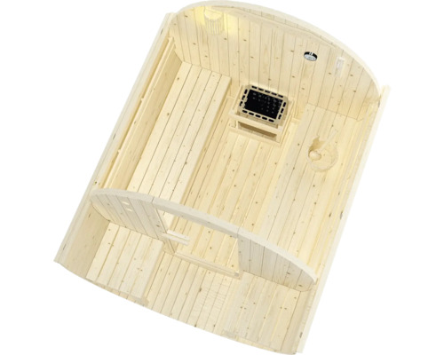 Innenansicht einer Holzfasssauna mit Ofen und Sitzbank