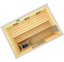 Innenansicht einer Sauna mit Holzbänken und Saunaofen