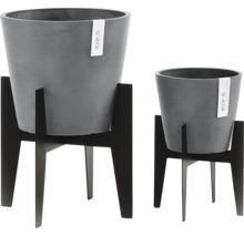 Zwei graue Ecopots Blumenkübel in unterschiedlichen Größen auf schwarzen Pflanzenständern.