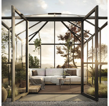 Geräumiges Gewächshaus mit Sitzbereich, Sofa und Pflanzen