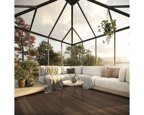 Wintergarten mit Sitzgruppe und Holzboden