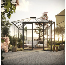 Gartenpavillon mit Glaswänden und geöffneter Tür, ausgestattet mit Sitzmöbeln