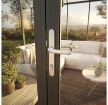 Nahaufnahme einer Terrassentür mit Türgriff und Schloss