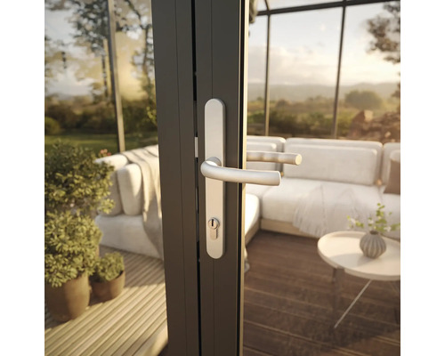Nahaufnahme einer Terrassentür mit Türgriff und Schloss