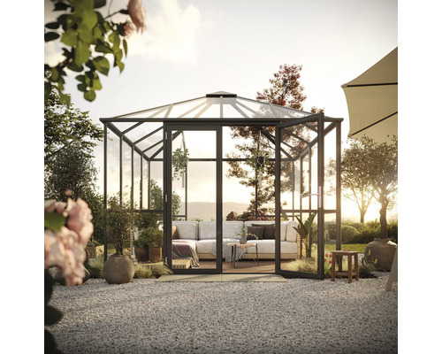 Gartenpavillon mit Glaswänden und geöffneter Tür, ausgestattet mit Sitzmöbeln