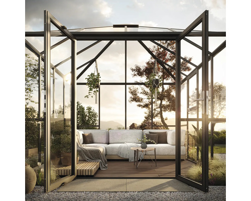 Geräumiges Gewächshaus mit Sitzbereich, Sofa und Pflanzen