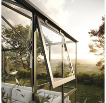 Gewächshaus mit geöffnetem Fenster in Gartenanlage