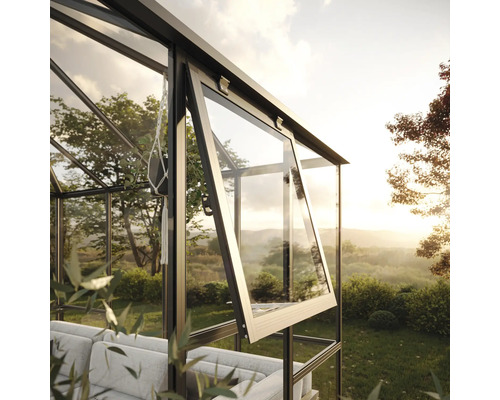 Gewächshaus mit geöffnetem Fenster in Gartenanlage