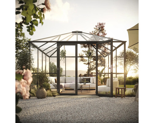 Geräumiges Gewächshaus mit Sitzgelegenheiten und Pflanzen in einem Garten.