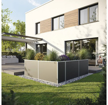 Beetbegrenzung aus Metall mit Bepflanzung im Garten