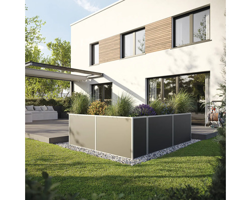 Beetbegrenzung aus Metall mit Bepflanzung im Garten