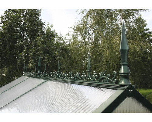 Detailansicht eines Gewächshausdachs mit dekorativen Elementen