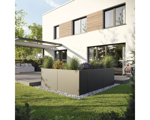 Garten mit bepflanztem Hochbeet vor modernem Haus