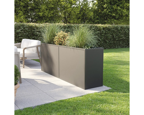 Moderner Pflanzkasten mit Bepflanzung im Garten