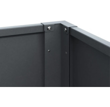 Detailansicht eines Hochbeets mit Eckverbindungen und Schrauben