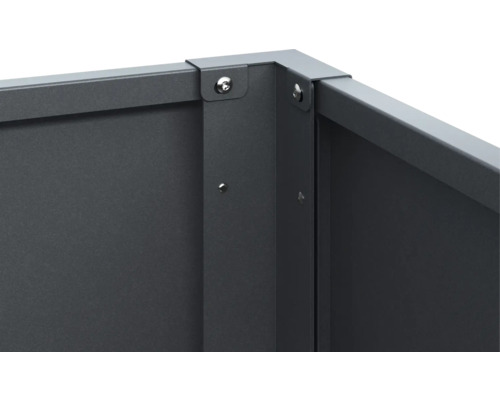 Detailansicht eines Hochbeets mit Eckverbindungen und Schrauben