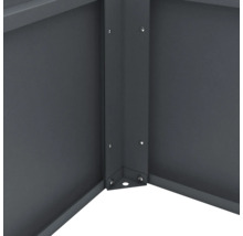 Detailaufnahme eines Metallgerätehauses, das die Eckverbindung zeigt.