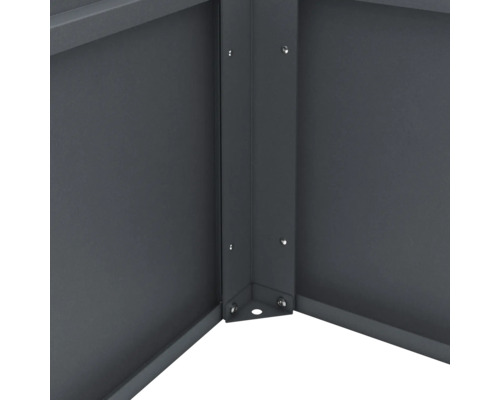 Detailaufnahme eines Metallgerätehauses, das die Eckverbindung zeigt.