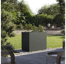 Hohes Pflanzgefäß im Garten mit Pflanzen